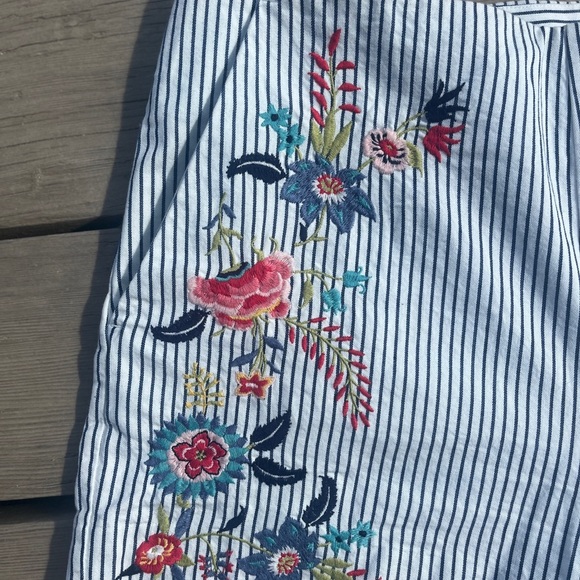 LOFT PINSTRIPE FLORAL EMBROIDERED SHORTS SIZE 4 - Picture 6 of 6